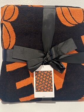 🎃 Disney Mickey Mouse
Halloween Pumpkin Woven Throw Blanket